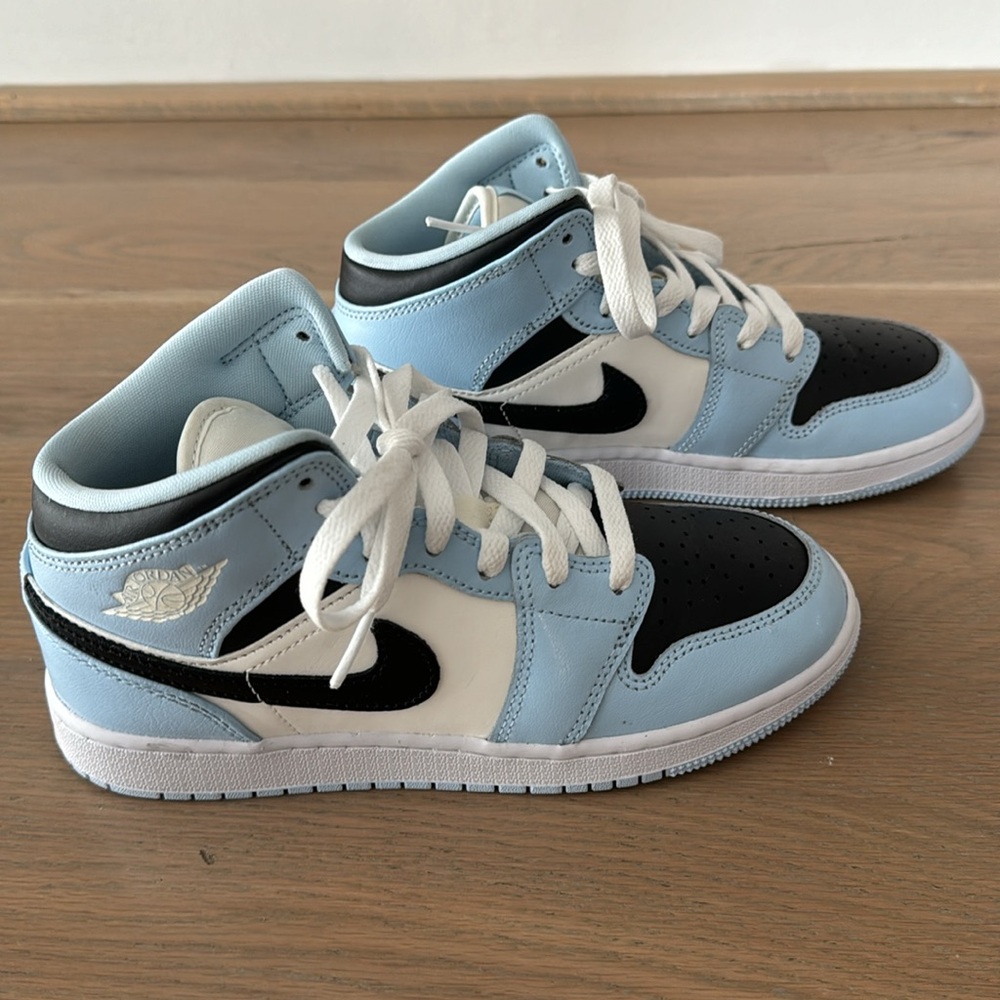 Nike Air Jordan 1 Mid Ice Blue
Black White UNC Shoes 555112-401 Youth Size 4.5